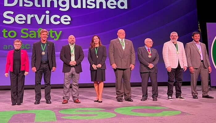 Larry Wilson recibe premio de reconocimiento del NSC por sus servicios en seguridad dentro y fuera del trabajo